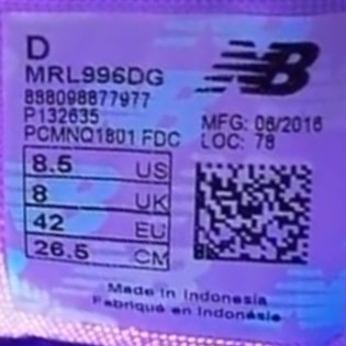 Этикетка на оригинальных New Balance под ультрафиолетом