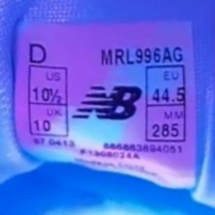 Этикетка на подделке New Balance под ультрафиолетом