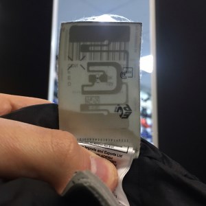 Бирка куртки на просвете